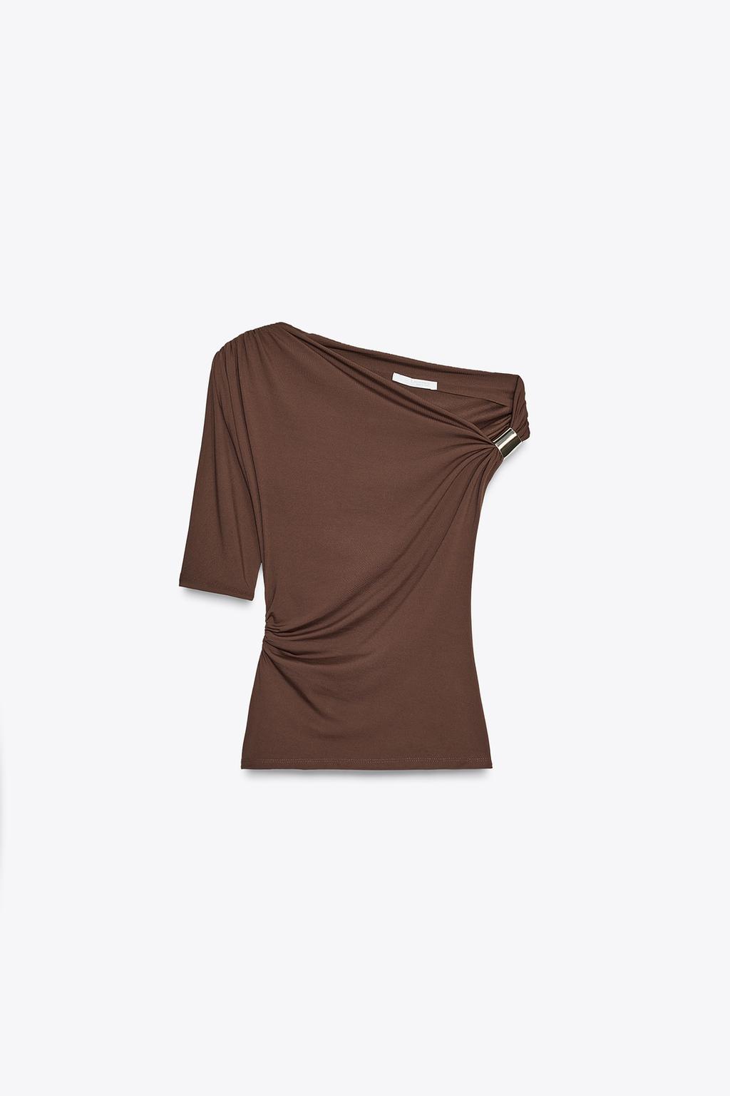 ASYMMETRIC TOP WITH METAL APPLIQUÉ