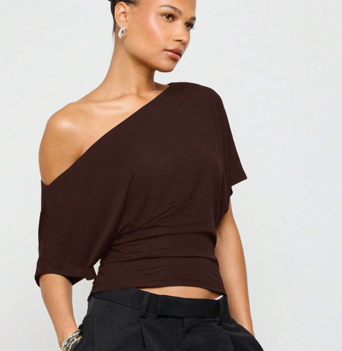 ASYMMETRIC TOP WITH METAL APPLIQUÉ