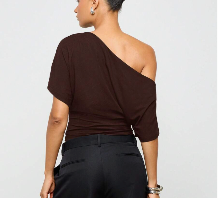 ASYMMETRIC TOP WITH METAL APPLIQUÉ