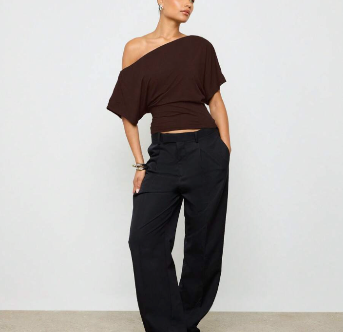 ASYMMETRIC TOP WITH METAL APPLIQUÉ